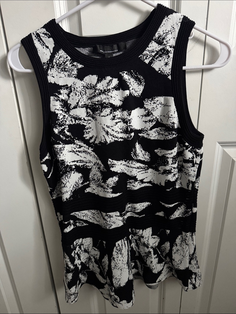 White House Black Market Black & White Abstract Knit Top